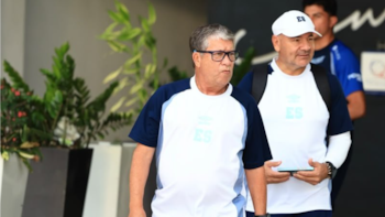 Hernán Darío ‘Bolillo’ Gómez fue ratificado como director técnico de El Salvador: la federación le salvó el puesto, pero con una condición