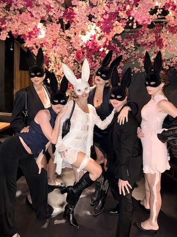 Lali Espósito, de blanco y con máscara de conejo blanca, junto a sus amigas Mery del Cerro, Cande Vetrano, Sol Jaite, Morena Fernández Quinteros y Justina Bustos