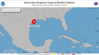 Mapa del Centro Nacional de Huracanes mostrando el pronóstico del tiempo tropical de siete días con el huracán Arthur marcado en el Golfo de México.