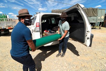 Ciudadanos descargan una bombona de