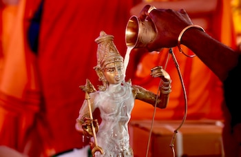 Fieles hindúes celebran en toda