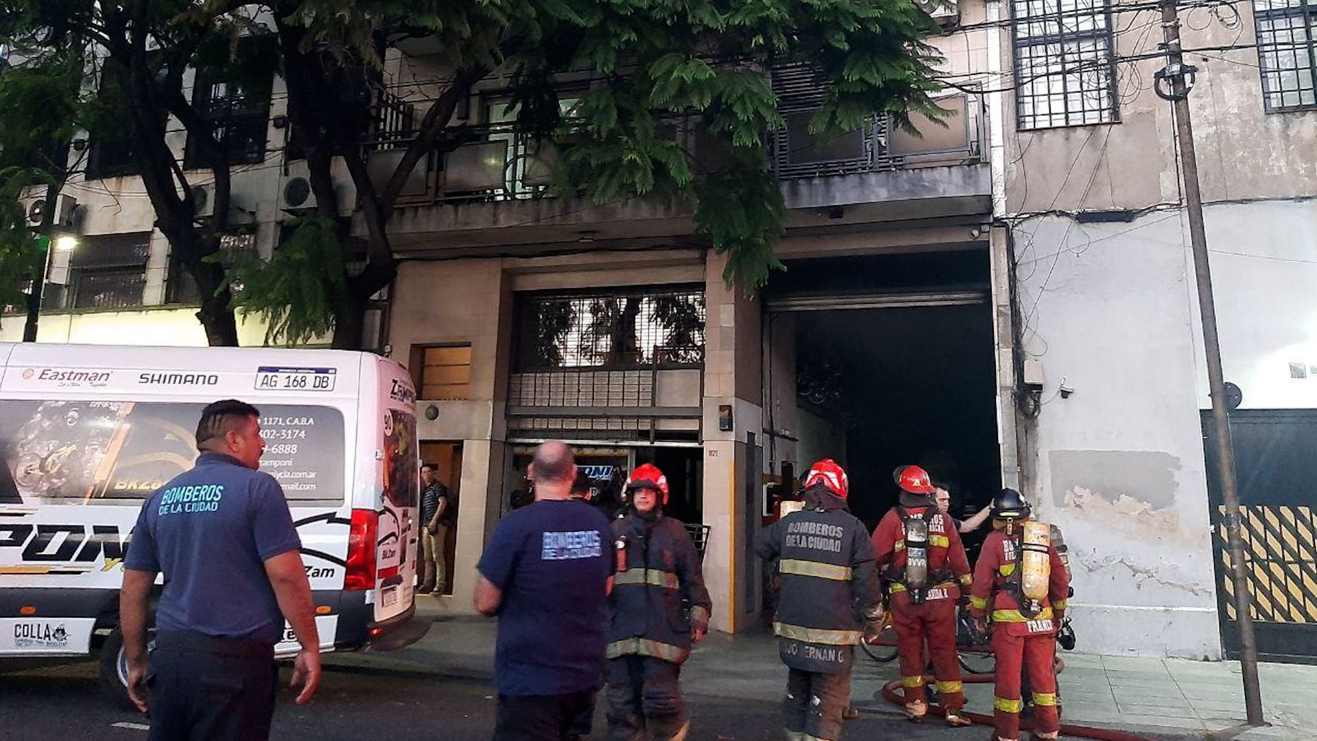 Las llamas comenzaron en la intersección de la calle Herrera y la avenida Suárez.