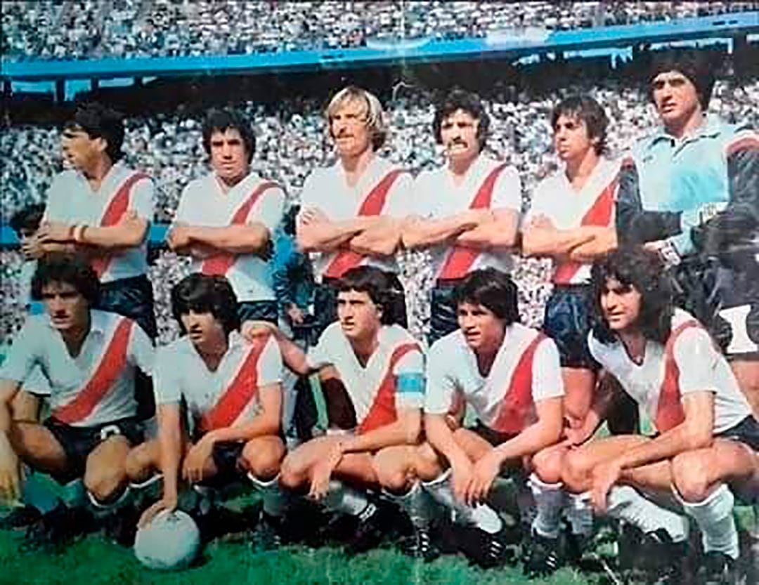 Equipo de River. Parados: Daniel Passarella, Américo Gallego, Claudio Giúdice, Eduardo Saporiti, Jorge García y Ubaldo Fillol. Abajo: Enzo Búlleri, Ramón Díaz, Norberto Alonso, Emilio Commisso y Mario Kempes