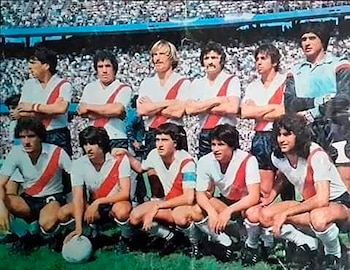 Equipo de River. Parados: Daniel Passarella, Américo Gallego, Claudio Giúdice, Eduardo Saporiti, Jorge García y Ubaldo Fillol. Abajo: Enzo Búlleri, Ramón Díaz, Norberto Alonso, Emilio Commisso y Mario Kempes