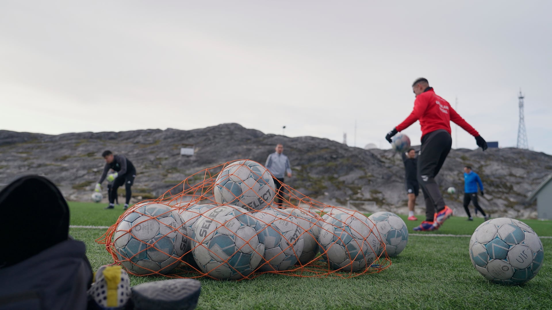 Balones de fútbol sobre la cancha del estadio de Nuuk, en Nuuk, Groenlandia, el martes 17 de junio de 2025. (Foto AP/Kwiyeon Ha)