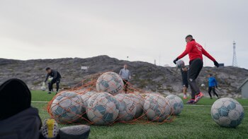 Balones de fútbol sobre la