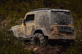 Después de una tormenta, de circular por caminos fangosos o atravesar una zona inundada, los coches suelen acabar cubiertos de barro (Pexels)