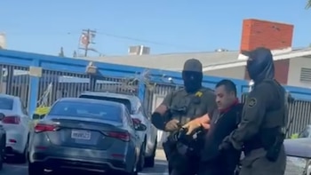 Agentes migratorios irrumpen en una