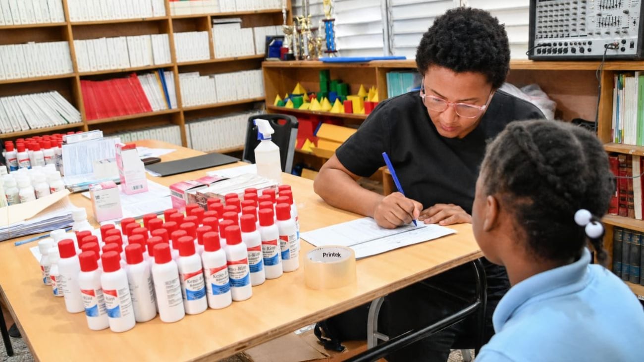 El INABIE desplegó la estrategia de salud preventiva en más de 7,000 centros educativos para reducir barreras que afectan la asistencia y el rendimiento académico. (Foto cortesía Instituto Nacional de Bienestar Estudiantil)