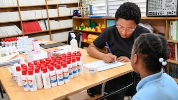 El INABIE desplegó la estrategia de salud preventiva en más de 7,000 centros educativos para reducir barreras que afectan la asistencia y el rendimiento académico. (Foto cortesía Instituto Nacional de Bienestar Estudiantil)