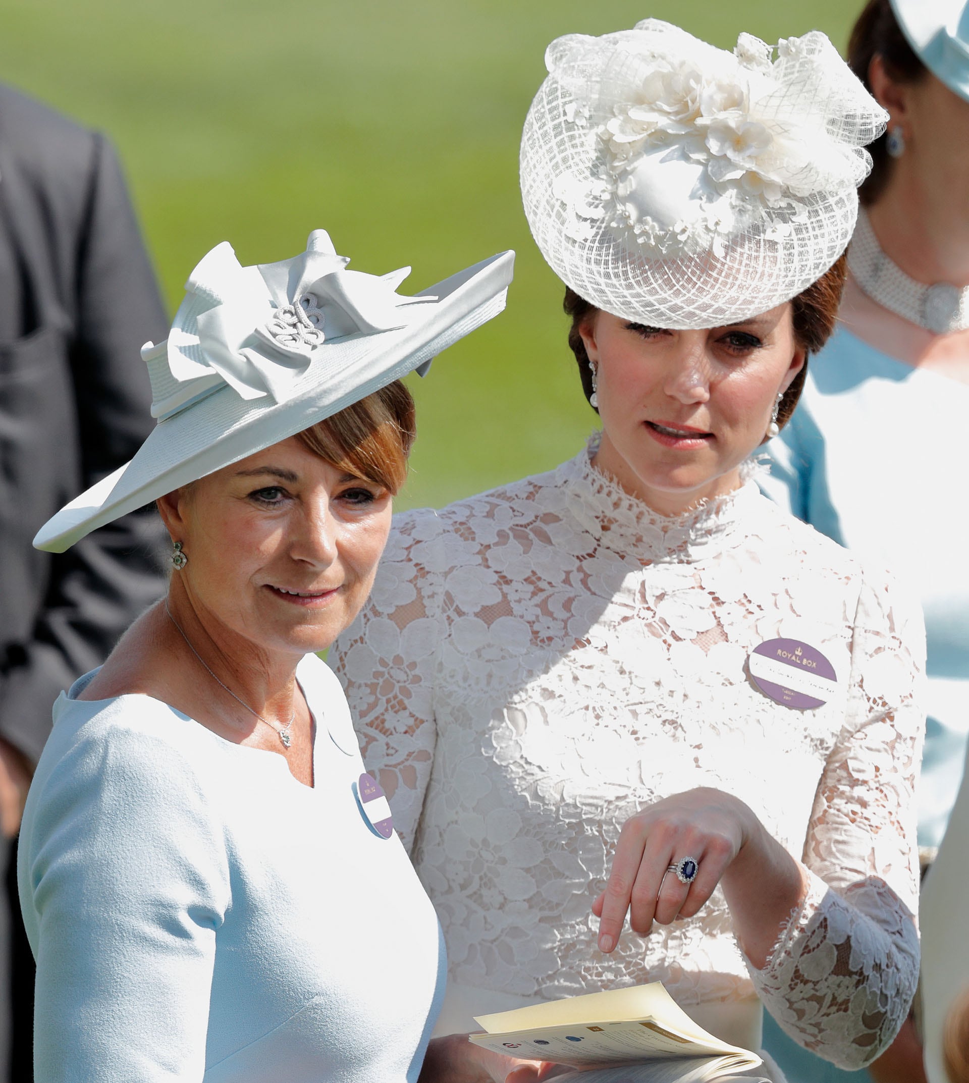 Catherine, duquesa de Cambridge, y su madre, Carole Middleton, asisten al primer día de Royal Ascot en el hipódromo de Ascot el 20 de junio de 2017 en Ascot, Inglaterra. (Foto de Max Mumby/Indigo)