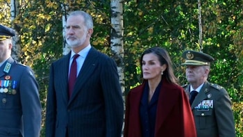 La Reina Letizia, imponente en su adiós a Helsinki con el abrigo más deseado de este invierno