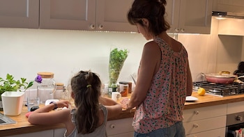 La odisea de las madres solteras para conciliar entre cambios de jornada y campamentos: “Llego a final de año a dos velas por los gastos del verano”