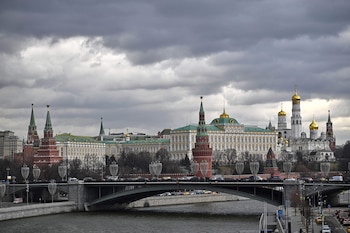 El Kremlin y el Gran Palacio del Kremlin, centro, derecha, en la ribera del río Moscú, en esa ciudad de Rusia (AP Foto/Dmitry Serebryakov/Archivo)