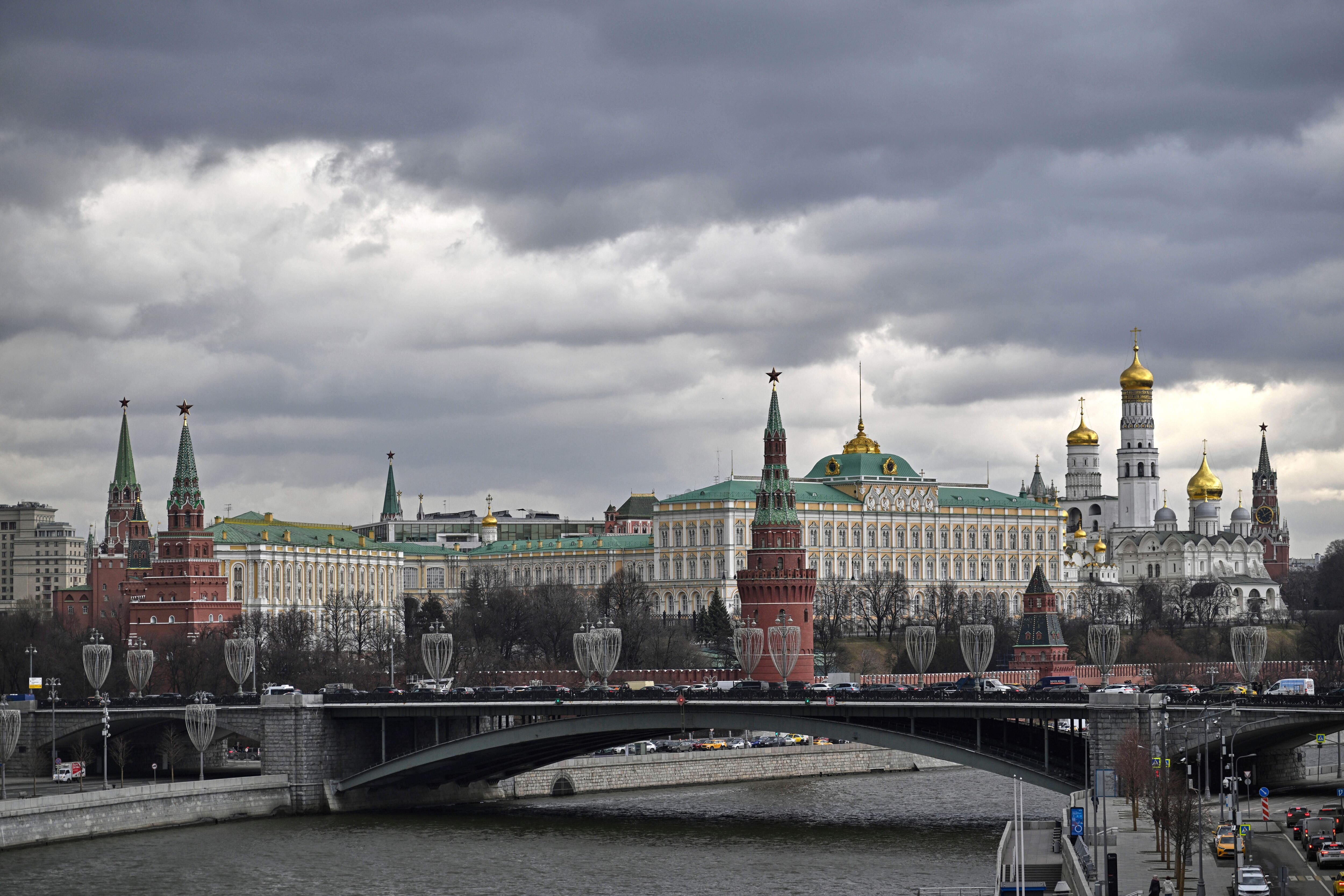 El Kremlin y el Gran Palacio del Kremlin, centro, derecha, en la ribera del río Moscú, en esa ciudad de Rusia (AP Foto/Dmitry Serebryakov/Archivo)