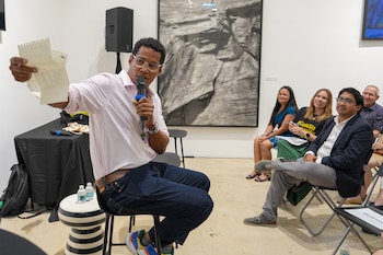 MIAMI (ESTADOS UNIDOS), 25/08/2026.- El artista cubano Luis Manuel Otero Alcántara (i) habla durante el acto 'Cartas de libertad y solidaridad' este martes, un evento de Amnistía Internacional (AI), en el que recibió más de 27.000 cartas y mensajes de apoyo que le enviaron personas de todo el mundo durante sus cinco años preso en Cuba y que, contó, nunca llegó a leer, en Miami (EE.UU.). EFE/ Alberto Boal
