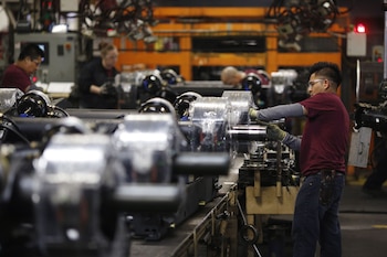 Los trabajadores ensamblan componentes de