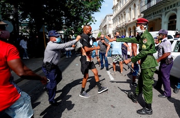 Policías arrestan a un hombre durante las masivas protestas del 11 de julio de 2021 en Cuba (EFE/Ernesto Mastrascusa/Archivo)