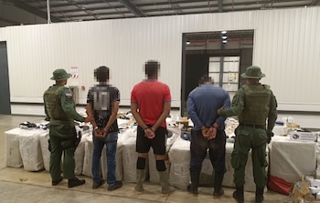 Tres hombres fueron detenidos durante la intervención policial. Dos quedaron a disposición de las autoridades migratorias y el conductor fue remitido al Ministerio Público. Crédito: Ministerio de Seguridad Pública