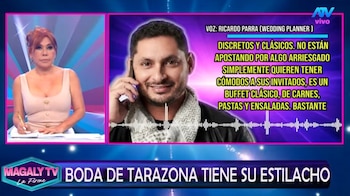Una presentadora de televisión pelirroja sentada en un escritorio escribiendo, junto a un hombre sonriente hablando por teléfono en una pantalla dividida