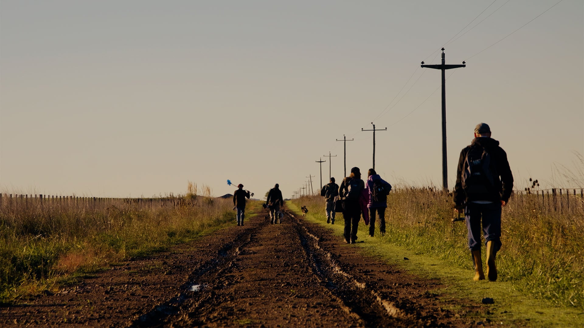 Camino al trabajo: con los implementos e instrumentos a cuestas, el grupo se dirige a cumplir con la tarea programada