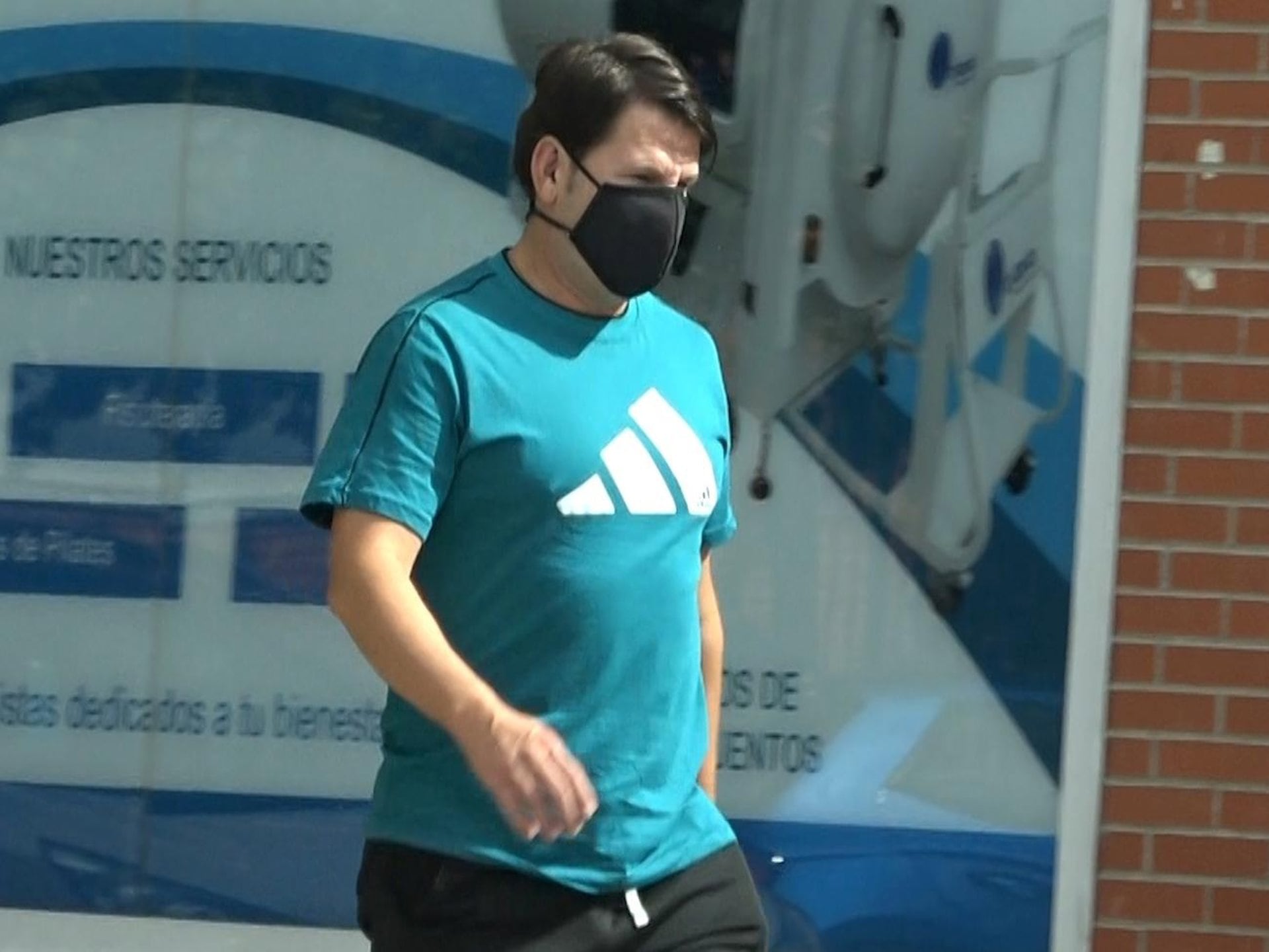 10/09/2026 Lucas González oculta su nueva nariz bajo una mascarilla.
Lucas González, de 'Andy y Lucas', deja atrás el calvario que ha vivido durante los dos últimos años. En octubre de 2024 pasaba por quirófano para someterse a una intervención estética de nariz pero, lejos del resultado esperado, veía como varias semanas después -ha reconocido que no siguió las recomendaciones de los médicos ni guardó el reposo necesario- su apéndice nasal se desmoronaba, provocándole una grave depresión tras la oleada de críticas y burlas que surgieron tras reaparecer debido al aspecto de su nariz, con el tabique completamente hundido.
EUROPA ESPAÑA SOCIEDAD