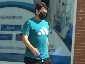 10/09/2026 Lucas González oculta su nueva nariz bajo una mascarilla.
Lucas González, de 'Andy y Lucas', deja atrás el calvario que ha vivido durante los dos últimos años. En octubre de 2024 pasaba por quirófano para someterse a una intervención estética de nariz pero, lejos del resultado esperado, veía como varias semanas después -ha reconocido que no siguió las recomendaciones de los médicos ni guardó el reposo necesario- su apéndice nasal se desmoronaba, provocándole una grave depresión tras la oleada de críticas y burlas que surgieron tras reaparecer debido al aspecto de su nariz, con el tabique completamente hundido.
EUROPA ESPAÑA SOCIEDAD