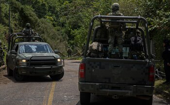 Fotografía de archivo de miembros del Ejercito Mexicano que resguardan carreteras debido a la violencia desatada en las comunidades del estado de Chiapas (México). EFE/ Carlos López