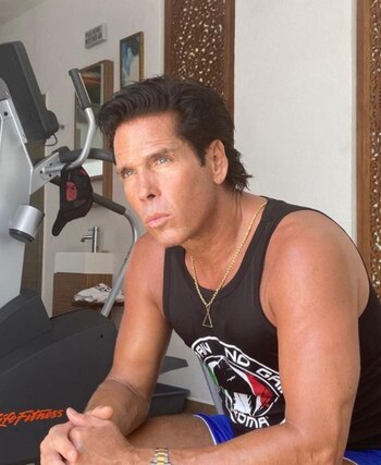 En su mansión, también tiene