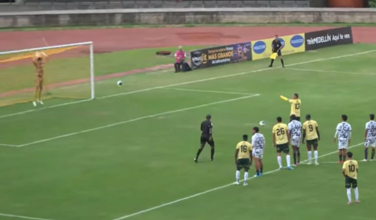 El portero de Atlético, Juan Pablo Múnera, movió el palo y provocó que se desajustara del arco - crédito Captura de video Win Sports