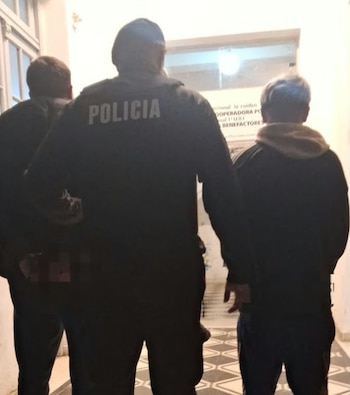 La Policía trasladó a los dos aprehendidos a la Subcomisaría 13.ª luego del operativo (Fuente: Aire de Santa Fe)