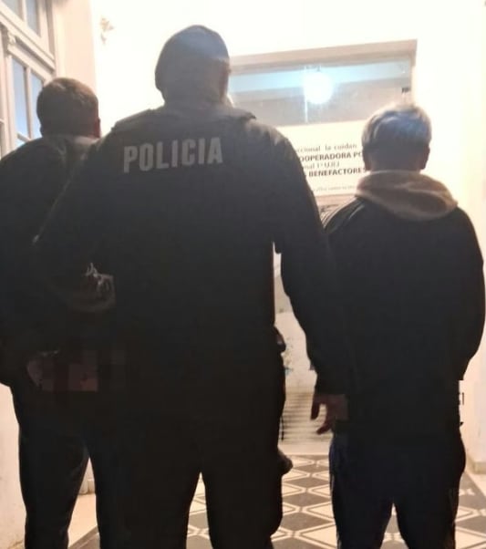 La Policía trasladó a los dos aprehendidos a la Subcomisaría 13.ª luego del operativo (Fuente: Aire de Santa Fe)