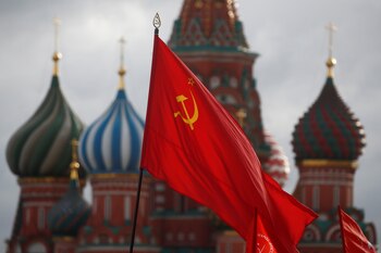 La bandera de la Unió Soviética todavía se puede ver ondear en algunos actos de nostálgicos en Moscú.
