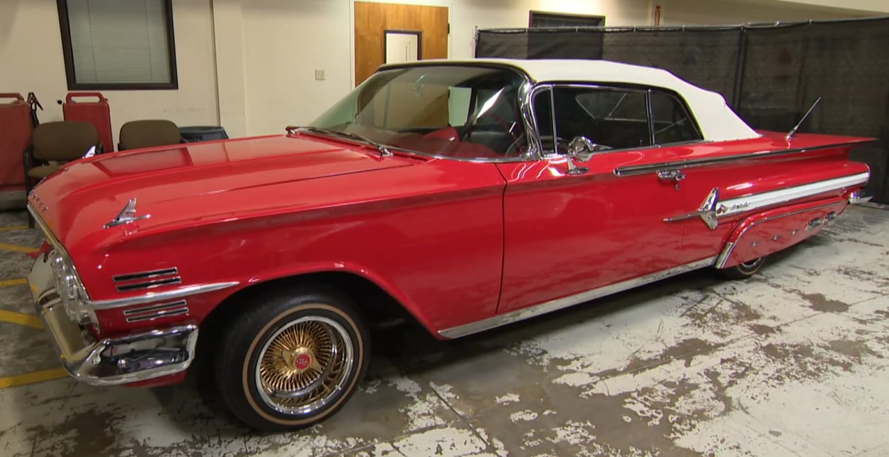 Un llamativo auto convertible clásico rojo con techo blanco y llantas doradas ha sido incautado, probablemente relacionado con deudas fiscales y el dinero de los contribuyentes. (CBS News)