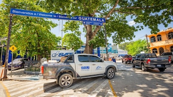 El Ejército de Guatemala desplegó operativos de seguridad, patrullajes y puntos de vigilancia en los pasos fronterizos. (Foto cortesía INGUAT)