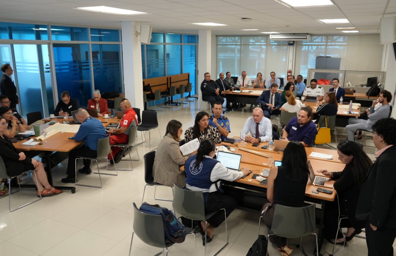 La colaboración internacional se enfocó en mantener la comunicación con familiares y brindar apoyo integral a personas afectadas, consolidando nuevas rutas de cooperación para la asistencia de viajeros. Fuente: CNE