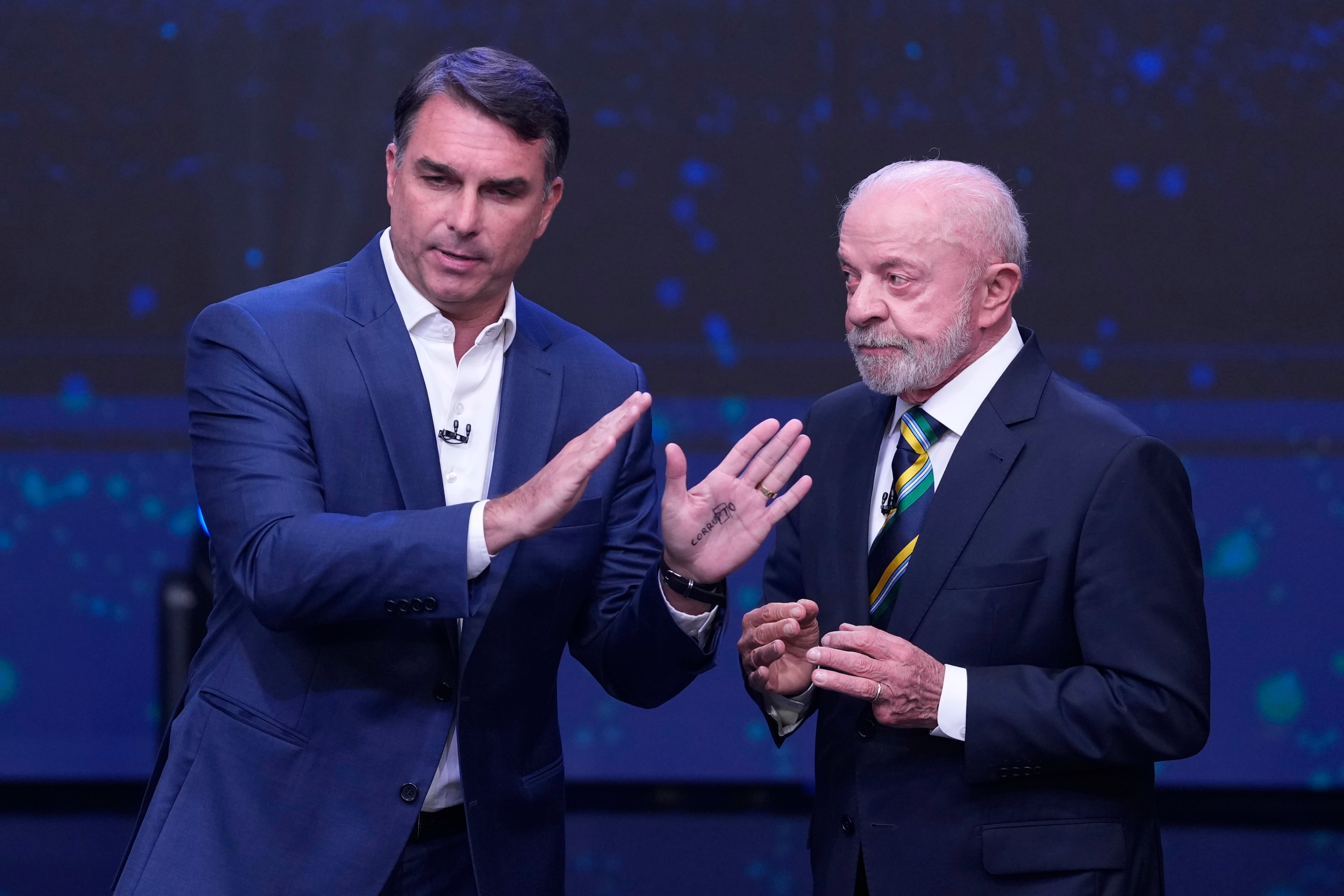 El candidato presidencial opositor y senador Flávio Bolsonaro (i) y el presidente de Brasil, Luiz Inácio Lula da Silva (d), que busca la reelección, durante un debate presidencial televisado en São Paulo (AP Foto/Andre Penner)