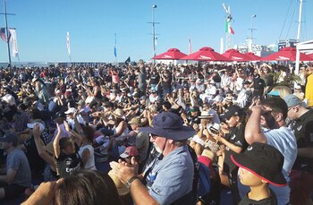 El público festeja en masas