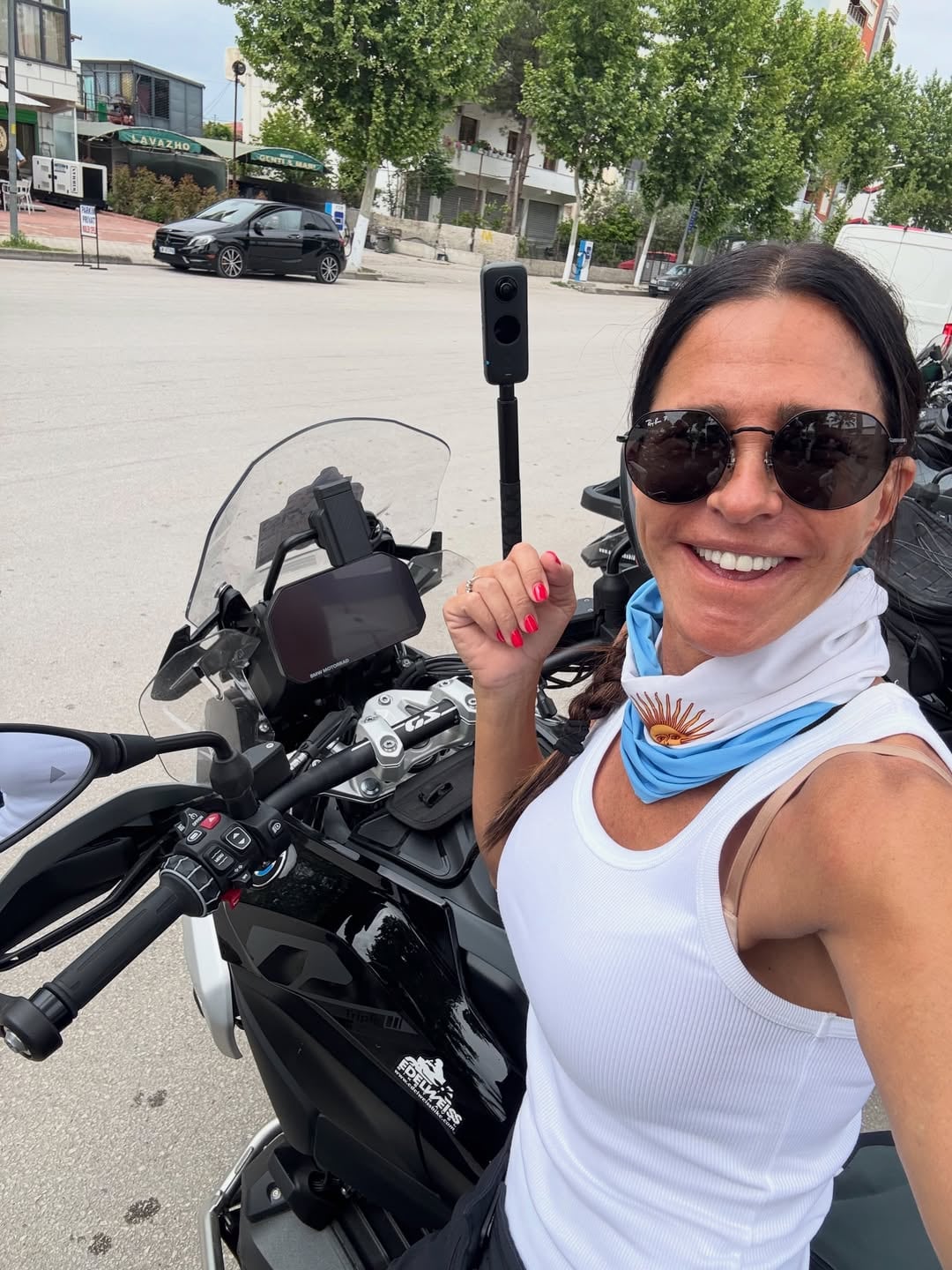 Carolina Baldini posa sonriente desde su motocicleta durante uno de sus viajes personales, compartiendo momentos de su aventura