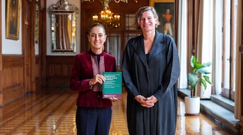 Sheinbaum se reúne con Mariana Mazzucato, economista y experta en innovación, en Palacio Nacional.