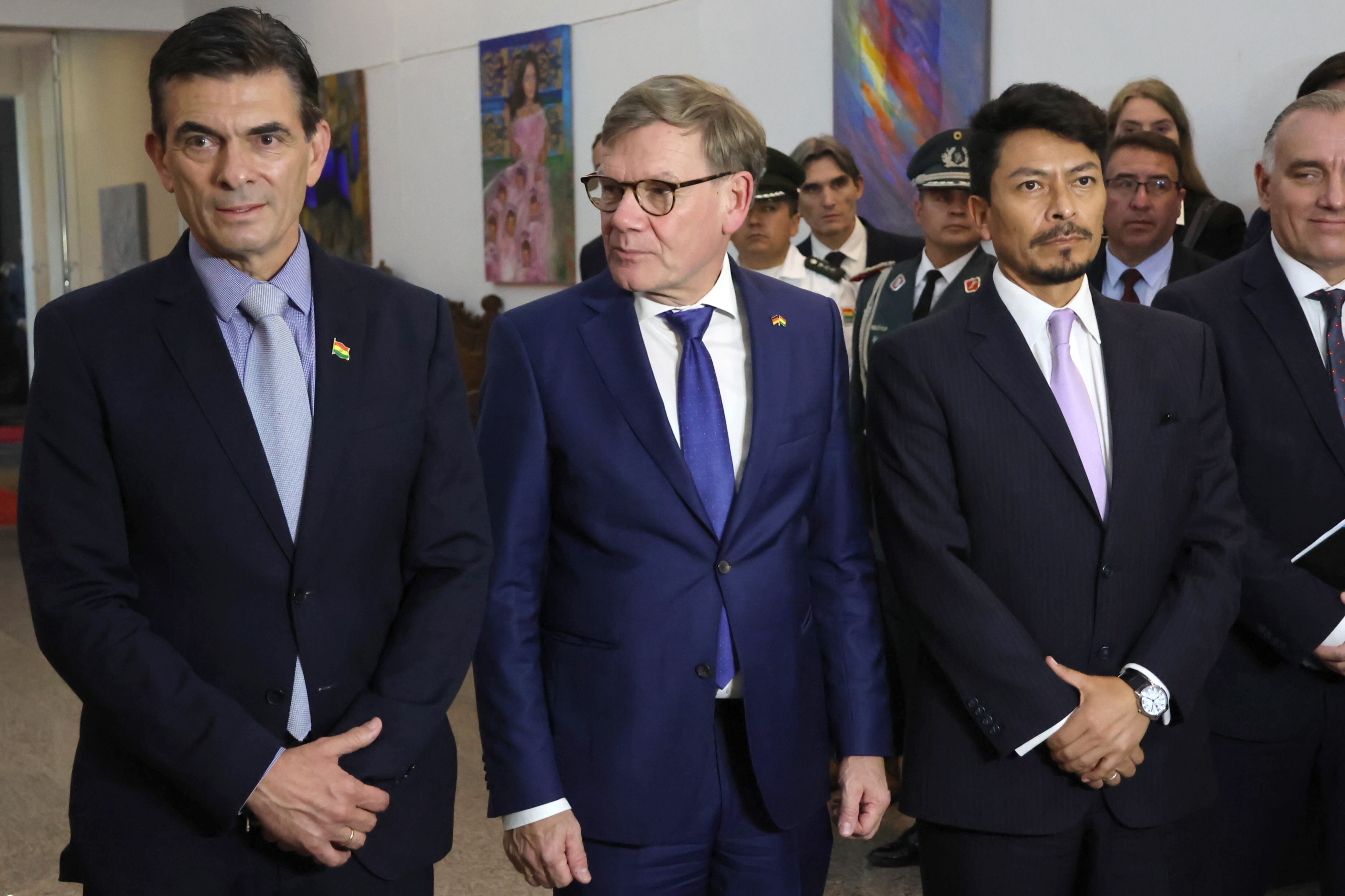 El presidente de Bolivia, Rodrigo paz (i), el ministro de Relaciones Exteriores de Alemania, Johann Wadephul (c), y el canciller Fernando Aramayo, luego de una reunión este lunes, en Santa Cruz (Bolivia) (EFE/Juan Carlos Torrejon)