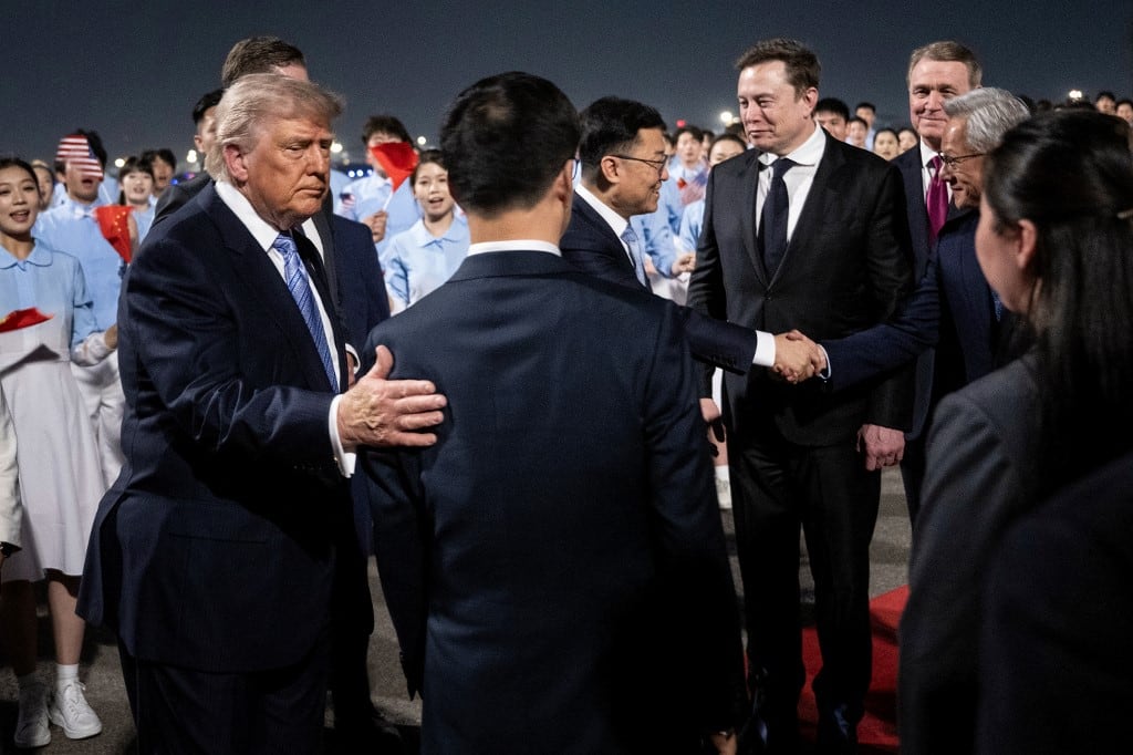 Elon Musk y Jensen Huang integran la delegación estadounidense como representantes clave de los sectores de vehículos eléctricos y semiconductores.