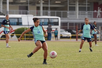 Jugadoras de la Selección Femenina de El Salvador afinan detalles durante una práctica en Trinidad y Tobago (Foto cortesía La Selecta SLV).