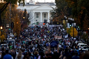 La gente se reunió en