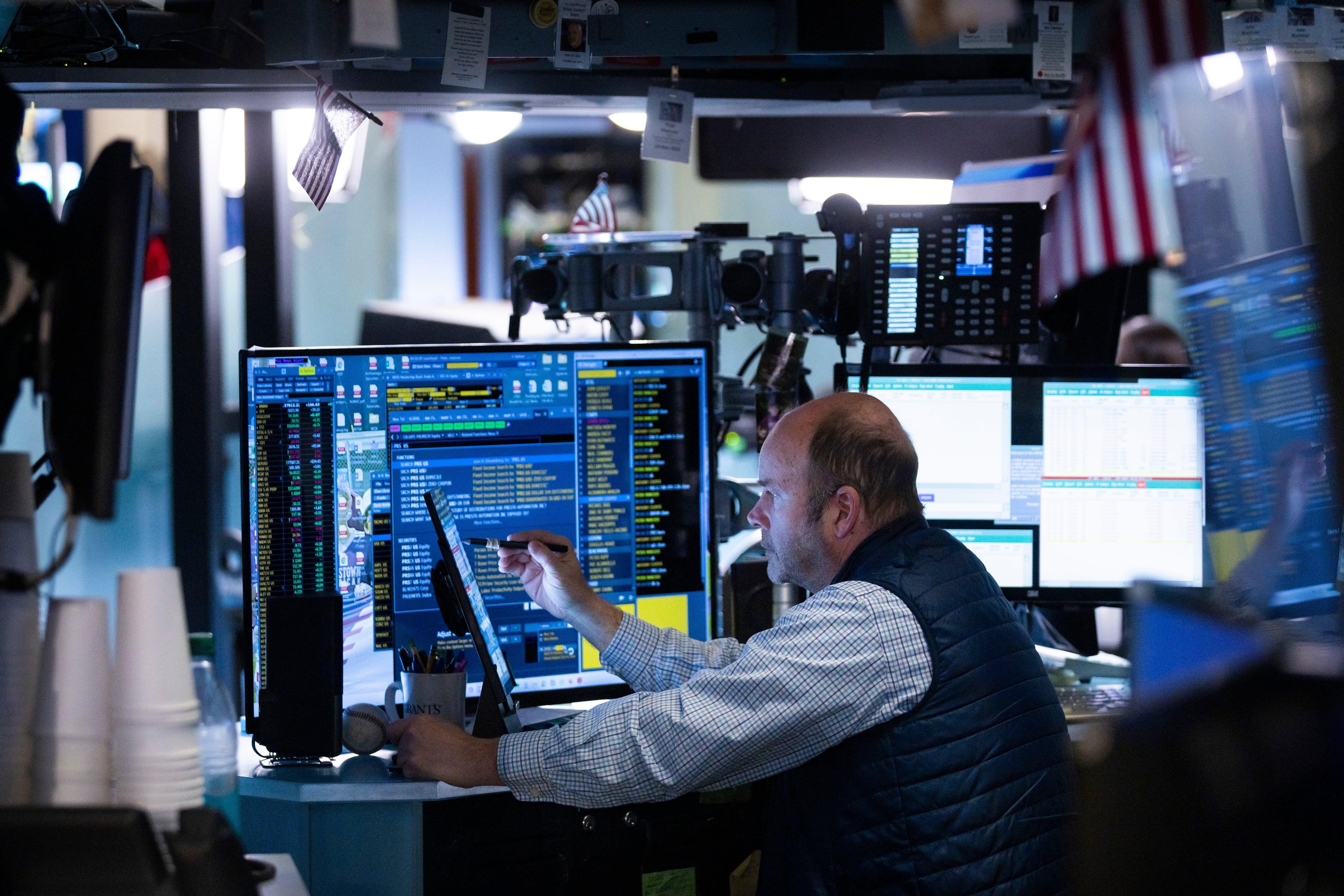 El riesgo país cayó 28 puntos y se acercó al nivel más bajo en la era Milei. EFE/Justin Lane