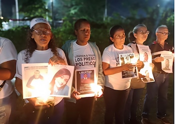 Familiares hacen vigilia frente al