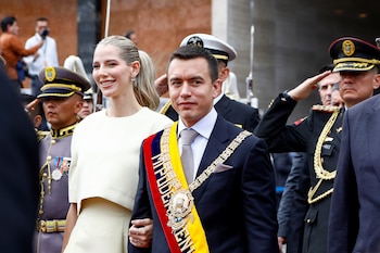 El Presidente de Ecuador, Daniel Noboa, y su esposa Lavinia Valbonesi caminan después de la ceremonia de juramento de Noboa en la Asamblea Nacional, en Quito, Ecuador, el 23 de noviembre de 2023 (REUTERS/Karen Toro)