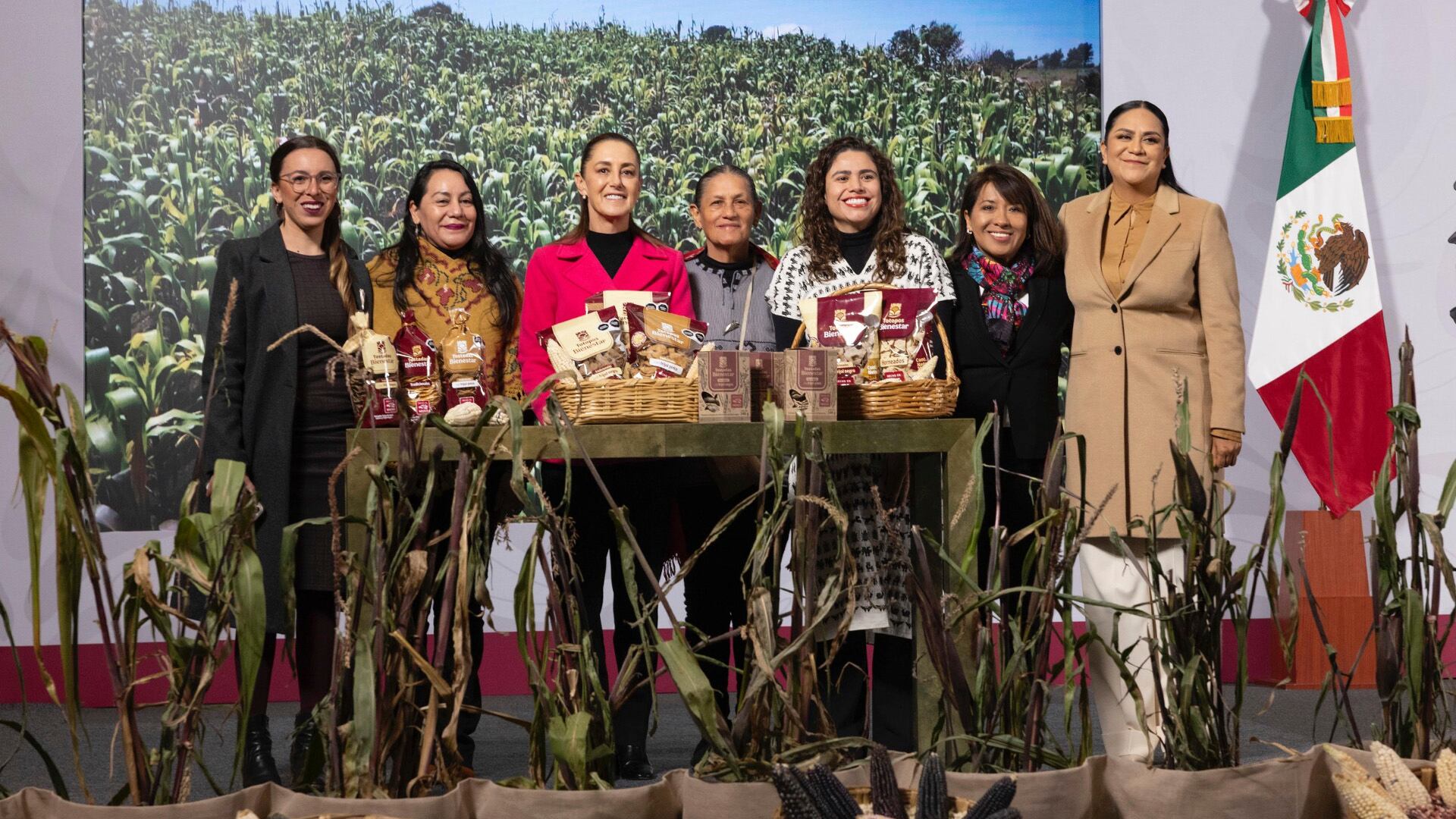 La titular de Alimentación para el Bienestar, María Luisa Albores, presenta el Plan Nacional de Maíz Nativo “El Maíz es la Raíz”, que busca conservar la biodiversidad y fortalecer las economías locales a través de la milpa y la cadena de valor del maíz. (Presidencia)