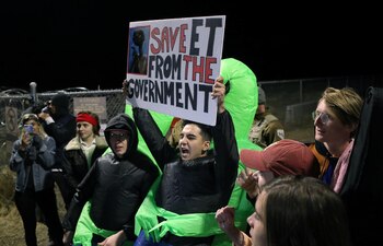 Jóvenes llevaron carteles para divertirse