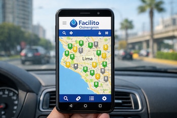 Mano sostiene un teléfono móvil que muestra la aplicación Facilito de Osinergmin con un mapa de Lima, marcadores de estaciones de servicio y un tablero de auto de fondo.